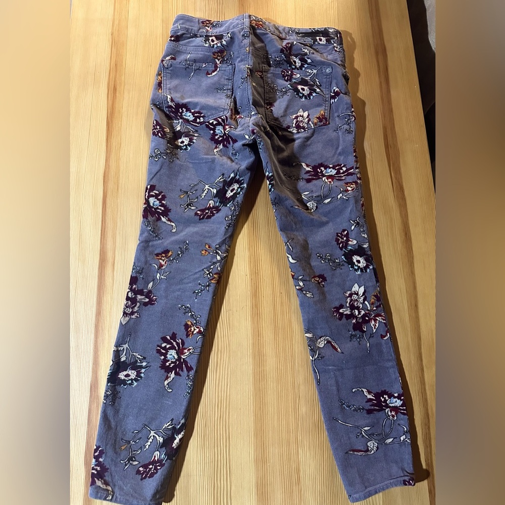 96% Cotton, 4% Spandex
Skinny Leg Cut
Mid Rise Waist
Gray
Floral Print